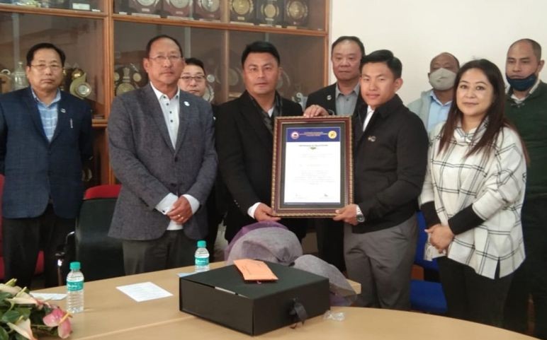 Kekhriesilie Rio with YRS Advisor Er Zale Neikha and others during the felicitation programme on February 23. (DIPR Photo)